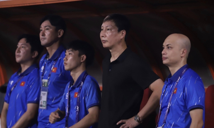 HLV Kim Sang Sik nhận tin buồn ở bán kết SEA Games 33