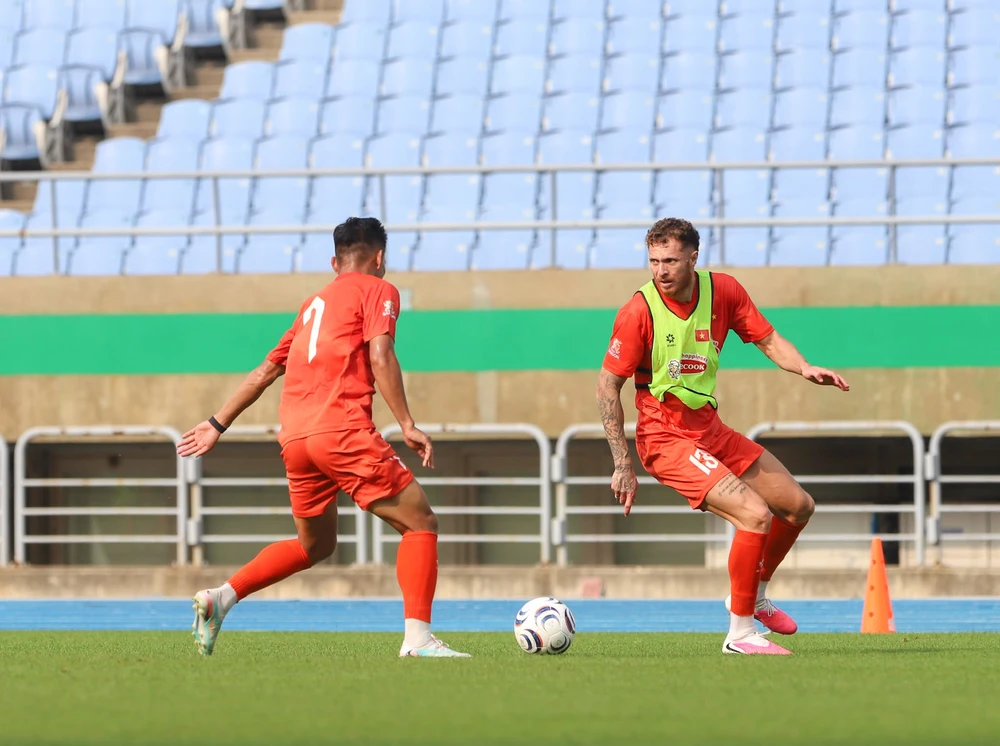 Báo Indonesia: 'Đội tuyển Việt Nam nhập tịch cầu thủ để bảo vệ chức vô địch Asean Cup' - Ảnh 1.