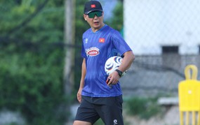 Today's hot Vietnamese football news for July 23: Coach Kim Sang Sik holds a press conference; Hanoi FC bids farewell to a key player.