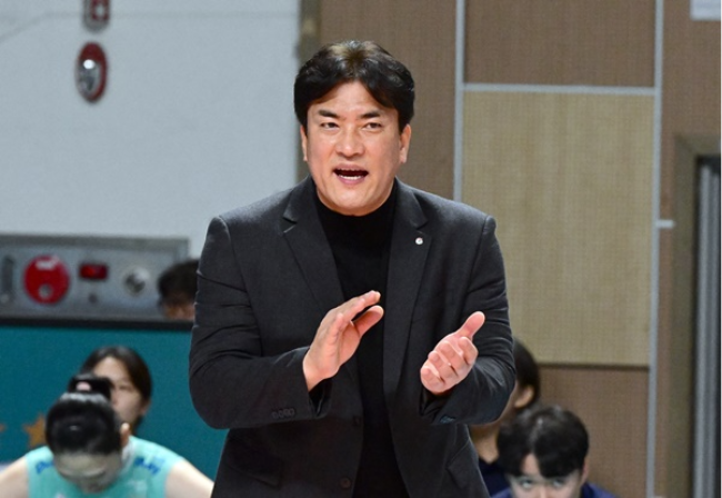 Tuyển bóng chuyền nữ Hàn Quốc đang rơi vào tình thế đầy bị động khi buộc phải khởi động lại toàn bộ quá trình tìm kiếm HLV trưởng, sau khi quyết định bổ nhiệm ông Cha Sang Hyun bị hủy bỏ vì không đáp ứng đầy đủ quy trình pháp lý