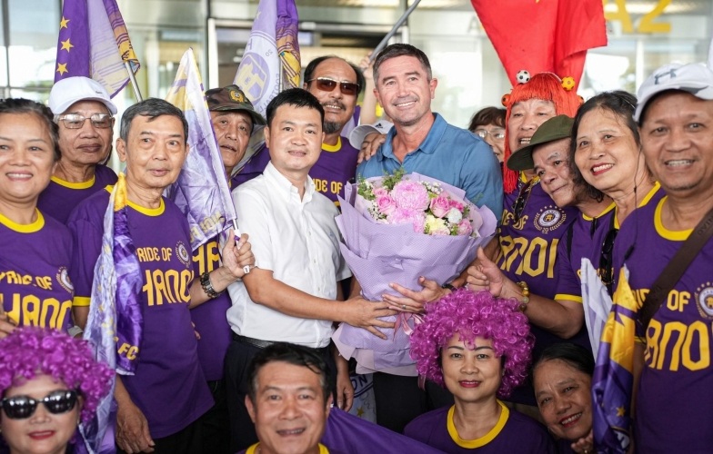 Fans warmly welcomed Harry Kewell upon his arrival in Hanoi.
