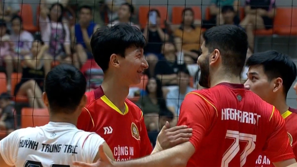 Ngoại binh Iran ghi điểm như máy, Công An TPHCM xây chắc ngôi đầu giải bóng chuyền VĐQG - Ảnh 2. Ngoại binh Iran ghi điểm như máy, Công An TPHCM xây chắc ngôi đầu giải bóng chuyền VĐQG - Ảnh 2.