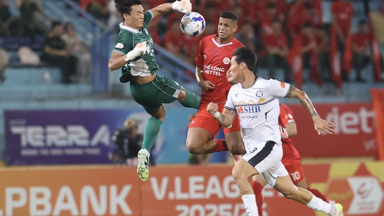 Goalkeeper Bùi Tiến Dũng suffered a torn knee ligament and will be sidelined for the entire 2025/26 V-League season.