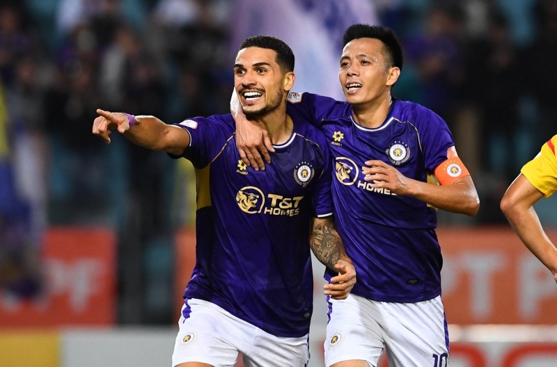 Hoàng Hên scored twice as Hà Nội FC celebrated a 4-0 victory over PVF-CAND