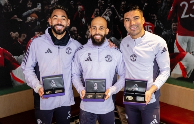 OFFICIAL: MU Receives Awards from the Premier League