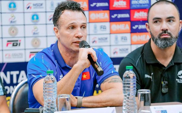 Vietnam futsal coach decides to give young players a chance