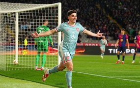 Why does Barcelona urgently need Julian Alvarez?
