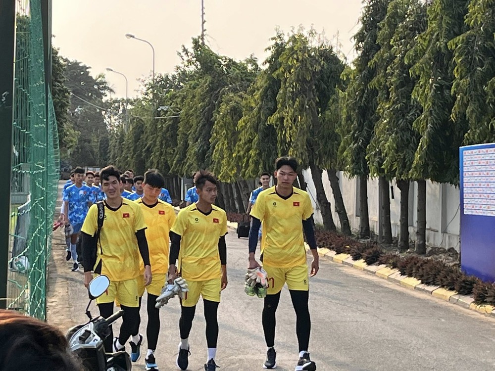 CẬN CẢNH thủ môn U19 Việt Nam cao 1m96 trở về từ Nhật Bản  - Ảnh 2.