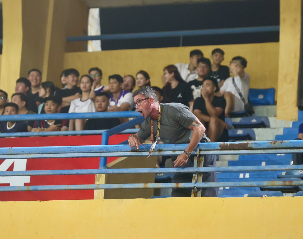 HLV Harry Kewell đỏ mặt tía tai, vẫn đầy sức hút ở V-League - Ảnh 1. HLV Harry Kewell đỏ mặt tía tai, vẫn đầy sức hút ở V-League - Ảnh 1.