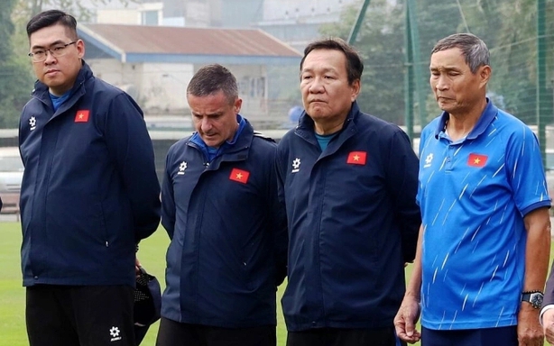 Coach Hoàng Văn Phúc replaces Mr. Mai Đức Chung to lead the Vietnamese women's national team.