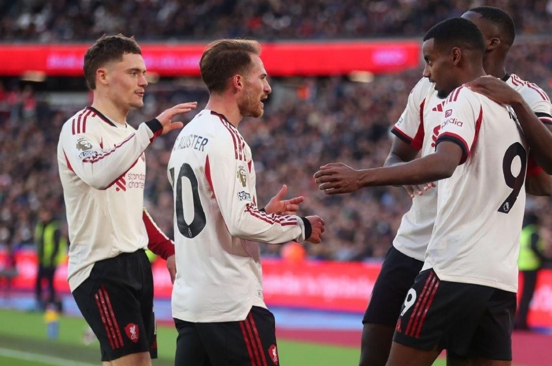 Bayern Munich&#39;s chairman takes a jab at the English giants