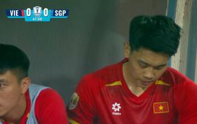 Dinh Bac quietly walked past coach Kim, heading straight into the dressing room as the first half ended.