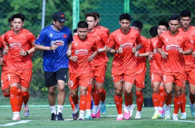 Hot football news afternoon 4/7: Indonesia wary of coach Kim Sang-sik's team