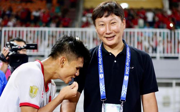 Coach Kim Sang Sik's lucky shirt
