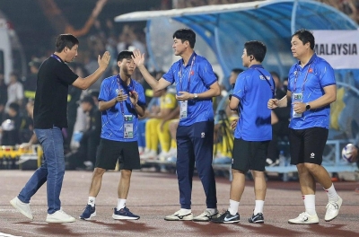 Upon arriving in Thailand, assistant coach Kim Sang Sik was honored as a legend.