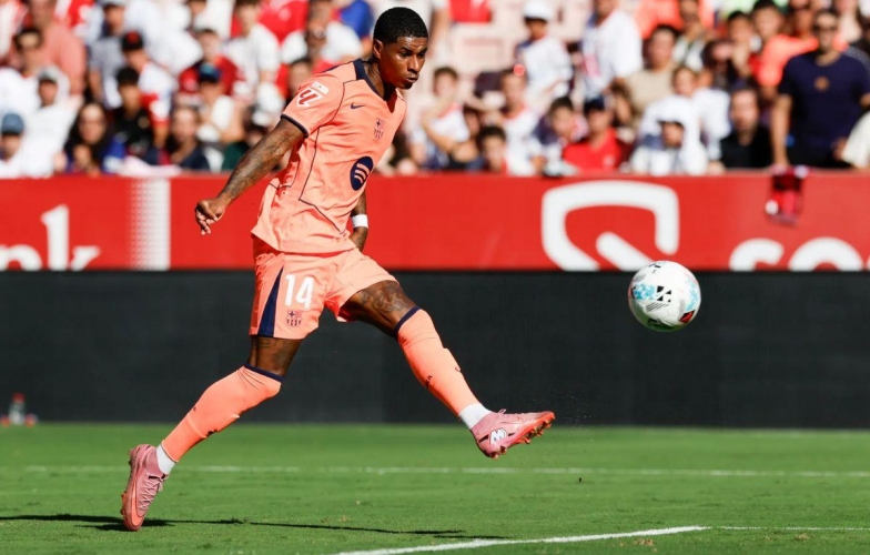 Rashford scores a stunning goal, delivering a valuable message to MU