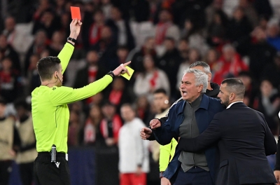 Jose Mourinho receives a red card in the 'Super Classic' match