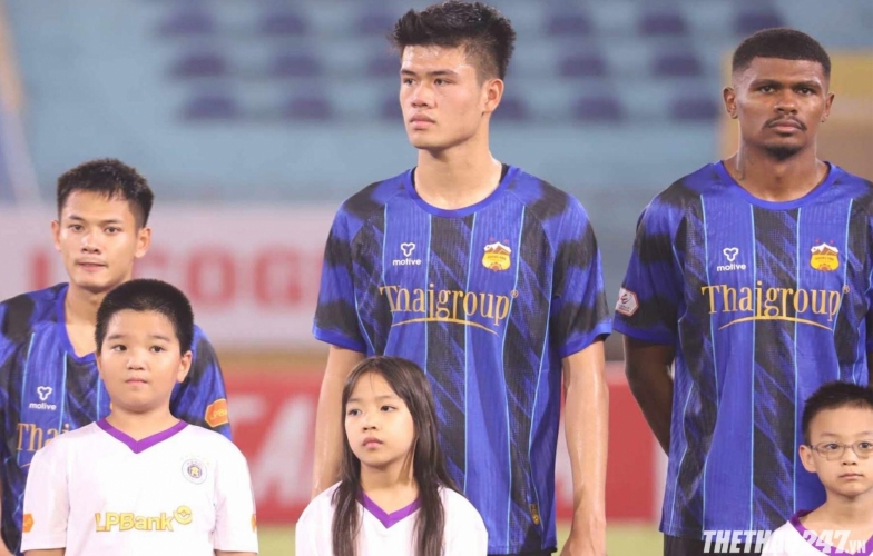 An 18-year-old star nearly 2 meters tall joins the Vietnam national team