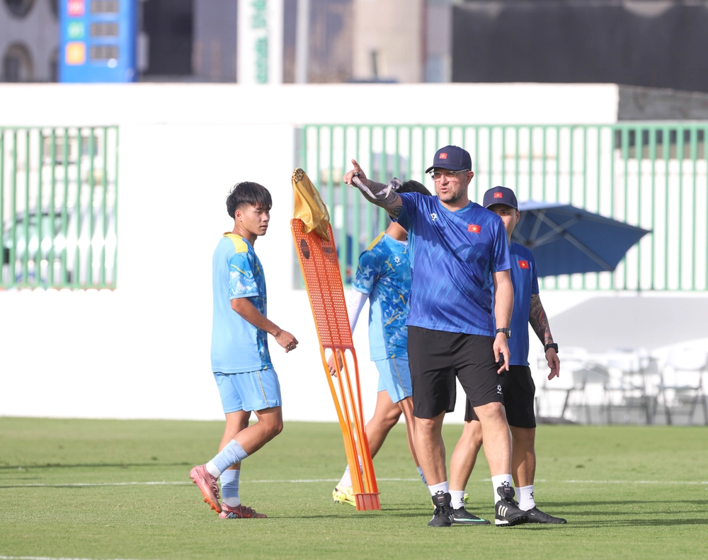 HLV Roland: 'Cầu thủ U17 Việt Nam đang tự tin' - Ảnh 1.
