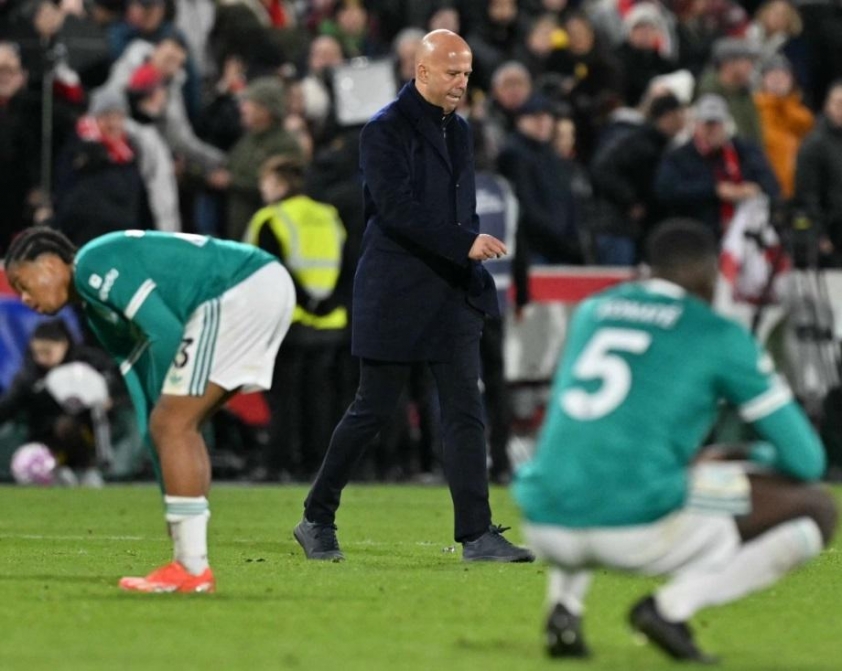 Arne Slot đứng trước thử thách khó khăn cùng với Lữ đoàn đỏ. (Ảnh: Sky Sports)