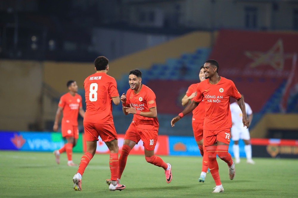 V-League nóng rực từ vòng đầu, ứng viên vô địch sớm phô diễn sức mạnh - Ảnh 2. V-League nóng rực từ vòng đầu, ứng viên vô địch sớm phô diễn sức mạnh - Ảnh 2.