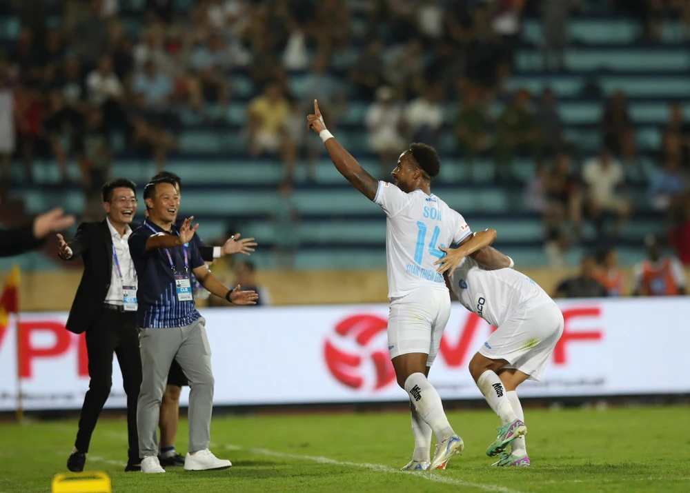 HLV Vũ Hồng Việt và cú "bẻ lái" đưa Nam Định hồi sinh ngoạn mục  - Ảnh 2.