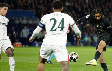 Kvaratskhelia scores twice, PSG crushes Chelsea in Paris