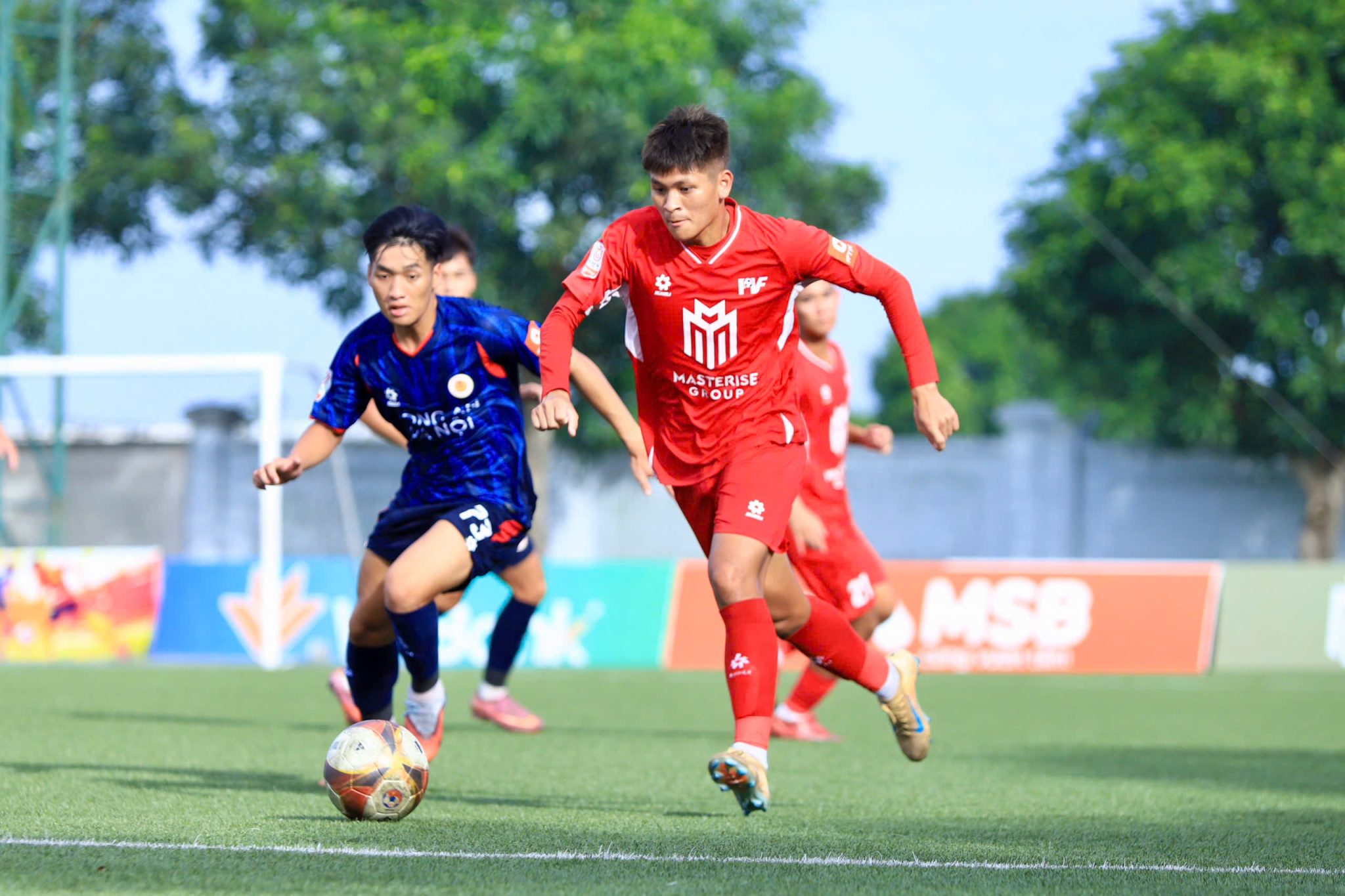 Tin nóng bóng đá Việt hôm nay 18/7: Quang Hải tự hào khi mang băng đội trưởng; Viktor Lê chia tay Hồng Lĩnh Hà Tĩnh - Ảnh 2.