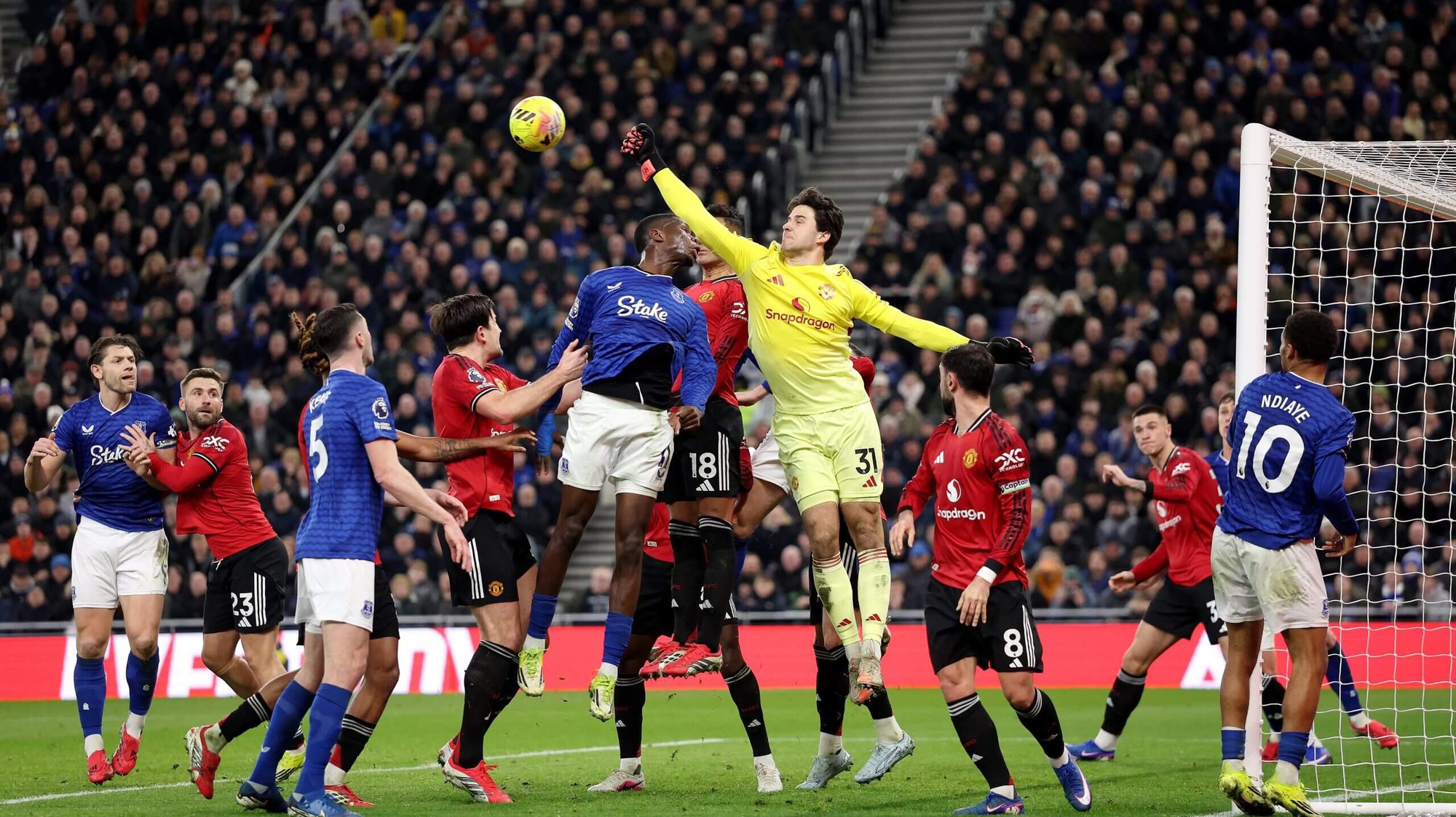 Người hùng Lammens: Tân binh quan trọng nhất của MU là một thủ môn