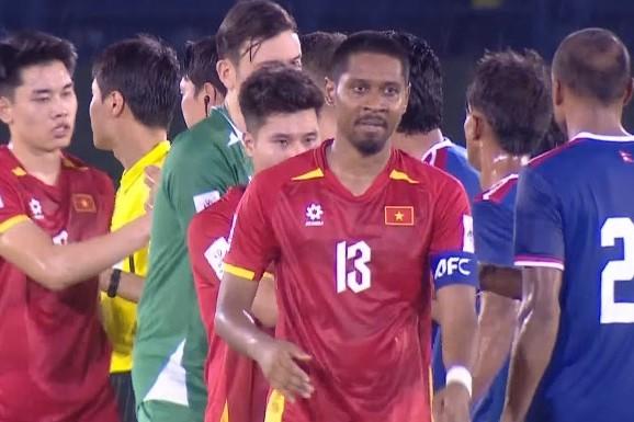 Quang Vinh and the historic moment of wearing the captain's armband for the Vietnam national team!