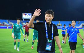 Korean newspaper: 'Coach Kim Sang-sik rewrites Vietnamese football history'