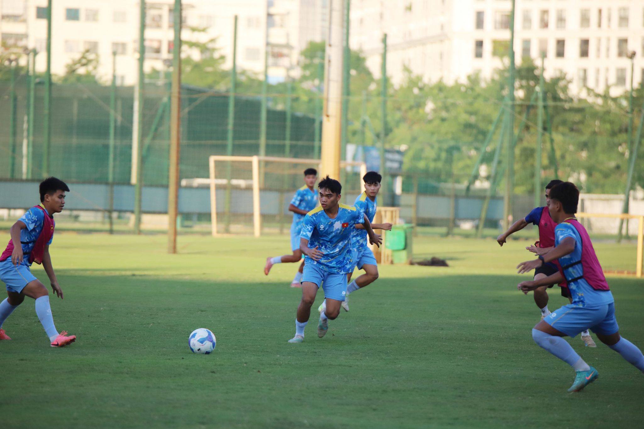 Tin nóng bóng đá Việt hôm nay 8/10: Đình Bắc vắng mặt hai trận đầu Asian Cup 2027; U17 Việt Nam sang Hàn Quốc và UAE tập huấn - Ảnh 2. Tin nóng bóng đá Việt hôm nay 8/10: Đình Bắc vắng mặt hai trận đầu Asian Cup 2027; U17 Việt Nam sang Hàn Quốc và UAE tập huấn - Ảnh 2.