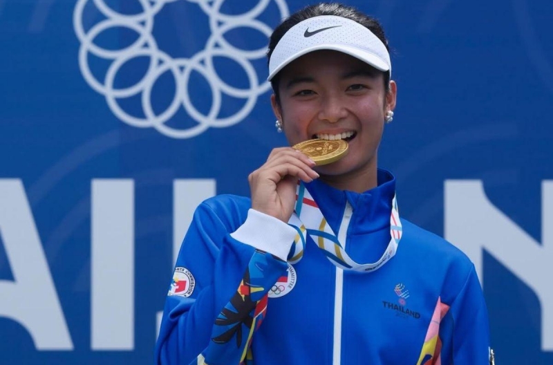 Winning the SEA Games Gold Medal, the Southeast Asian tennis star receives congratulations from a Grand Slam champion