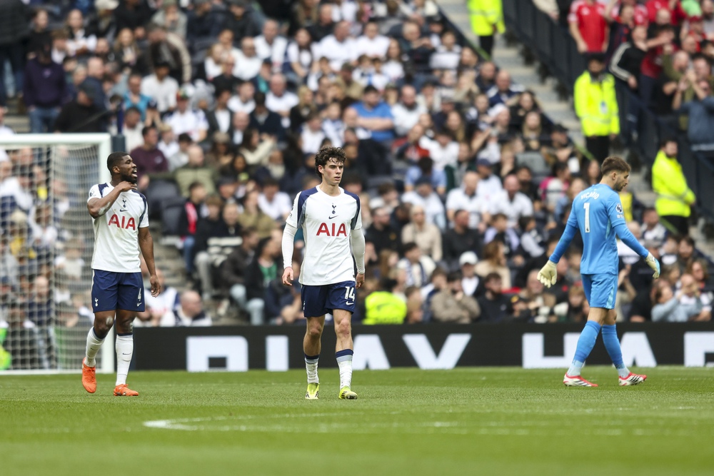 Thua đậm 0-3 ngay trên sân nhà, Tottenham chỉ còn hơn nhóm xuống hạng đúng 1 điểm - Ảnh 1.