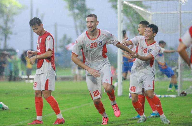 The 1.96m tall player shines as Bac Ninh defeats Cong Phuong’s team.
