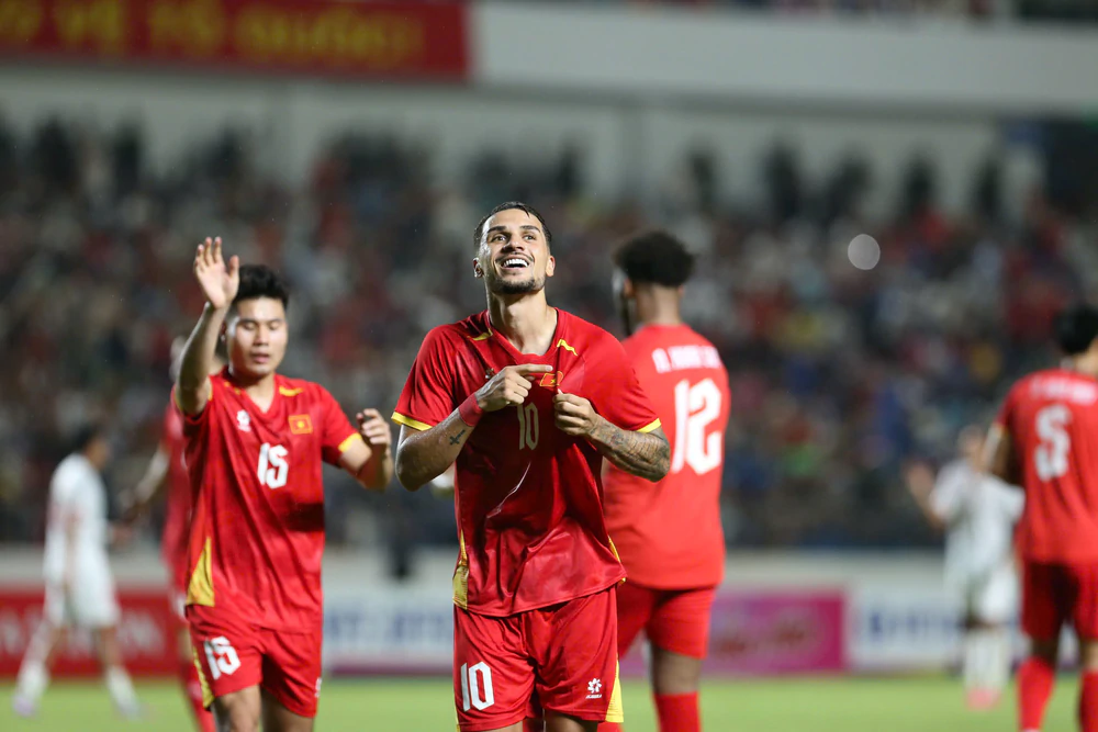 Hoàng Hên ghi bàn đẹp mắt vào lưới Myanmar, cũng là bàn thắng đầu tiên anh ghi cho tuyển Việt Nam. Ảnh: Hoàng Linh Hoàng Hên ghi bàn đẹp mắt vào lưới Myanmar, cũng là bàn thắng đầu tiên anh ghi cho tuyển Việt Nam. Ảnh: Hoàng Linh