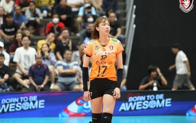 Vietnam's volleyball opposite hitter played her first match in Thailand, helping her team advance to the finals.