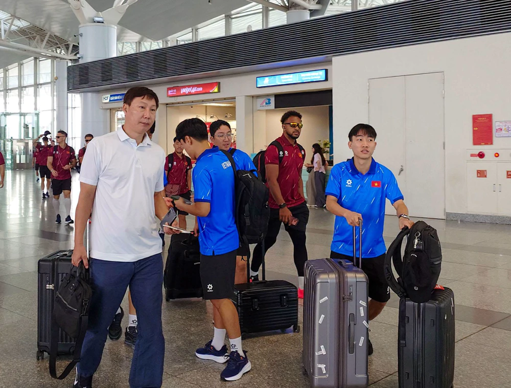 Đội tuyển Việt Nam lên đường dự FIFA ASEAN Cup: Quyết tâm chinh phục ngôi vô địch - Ảnh 1.