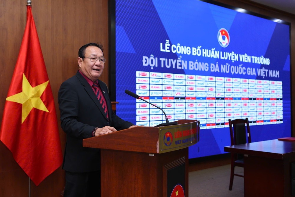 Ông Hoàng Văn Phúc, HLV trưởng đội tuyển nữ Việt Nam: “Cầu thị để thích nghi, quyết liệt để “đòi lại” HCV SEA Games” - Ảnh 1.