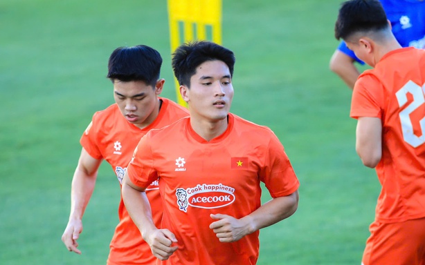 The Rubik's cube in coach Kim Sang Sik's hands