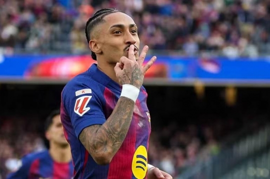 Raphinha scores hat-trick, Barcelona strengthens top spot