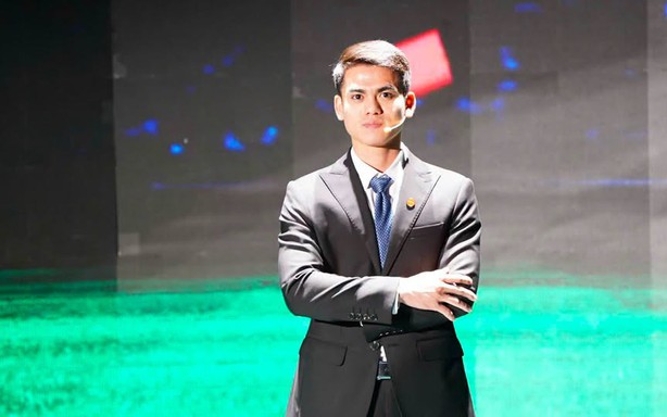 Vietnamese player receives university graduation certificate