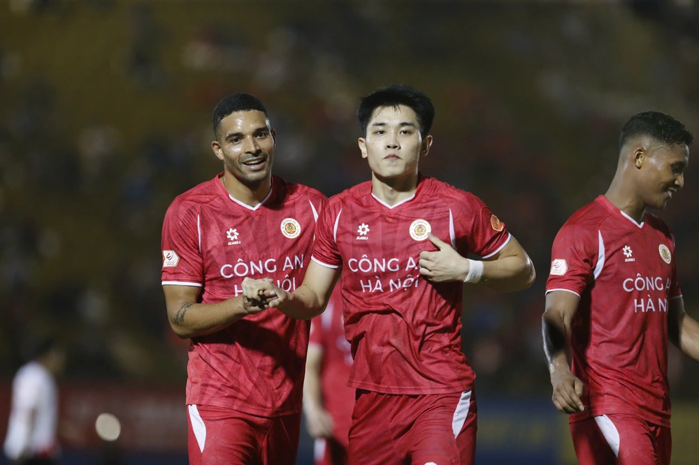 Tin nóng bóng đá Việt hôm nay 20/4: Đình Bắc tiết lộ lý do giúp CAHN thăng hoa; HLV Mai Xuân Hợp tiếc khi chỉ hòa SLNA - Ảnh 1.