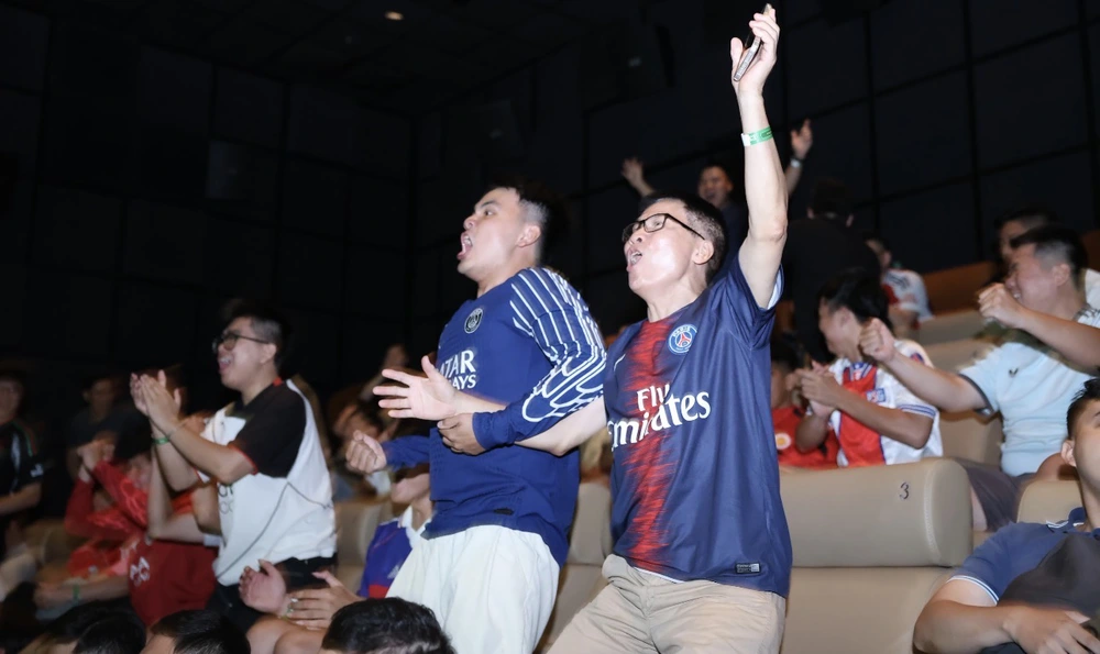 CĐV TP.HCM cuồng nhiệt cùng chung kết UEFA Champions League kịch tính - Ảnh 4. CĐV TP.HCM cuồng nhiệt cùng chung kết UEFA Champions League kịch tính - Ảnh 4.