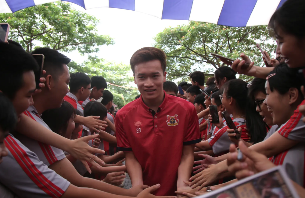 Hoàng Đức, Văn Lâm cùng dàn sao U23 Việt Nam khiến fan nhí vỡ oà - Ảnh 1. Hoàng Đức, Văn Lâm cùng dàn sao U23 Việt Nam khiến fan nhí vỡ oà - Ảnh 1.