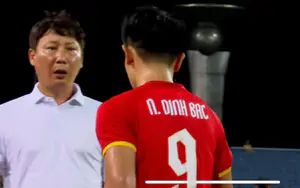 Puzzling gesture of coach Kim Sang Sik when substituting Dinh Bac right in the first half