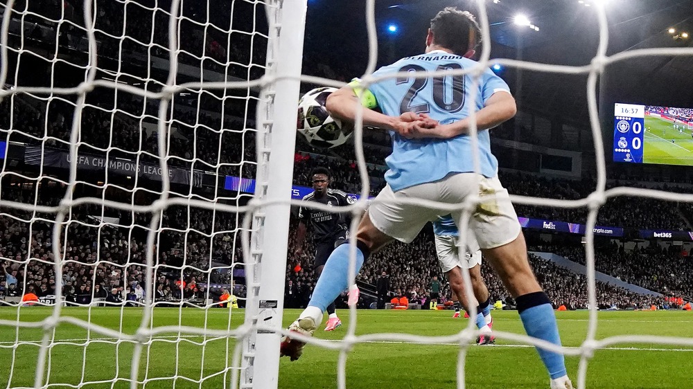Vinicius khiến Guardiola ôm hận trong trận đấu có thể là cuối cùng với Man City ở Champions League - Ảnh 1.
