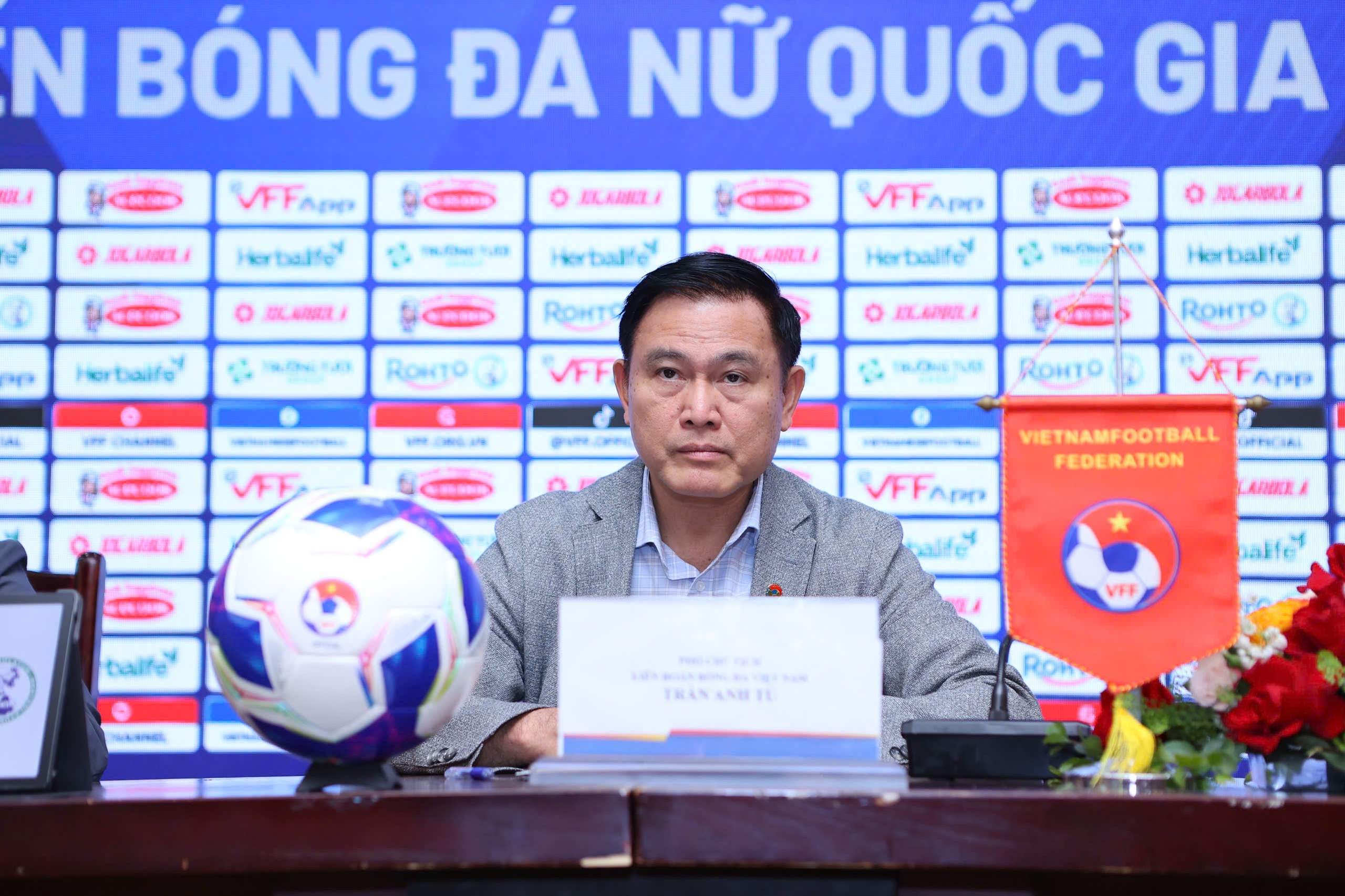 Lộ lý do VFF chọn HLV Hoàng Văn Phúc thay ông Mai Đức Chung - Ảnh 1.