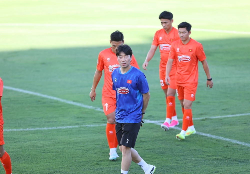 Báo Hàn Quốc: HLV Kim Sang Sik kích hoạt 'kế hoạch bảo vệ ngai vàng' cùng đội tuyển Việt Nam - Ảnh 1. Báo Hàn Quốc: HLV Kim Sang Sik kích hoạt 'kế hoạch bảo vệ ngai vàng' cùng đội tuyển Việt Nam - Ảnh 1.