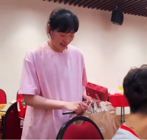 Ngôi sao đến từ nền bóng chuyền top 6 thế giới có hành động đẹp ngay khi vừa gia nhập đội nữ Việt Nam - Ảnh 2.